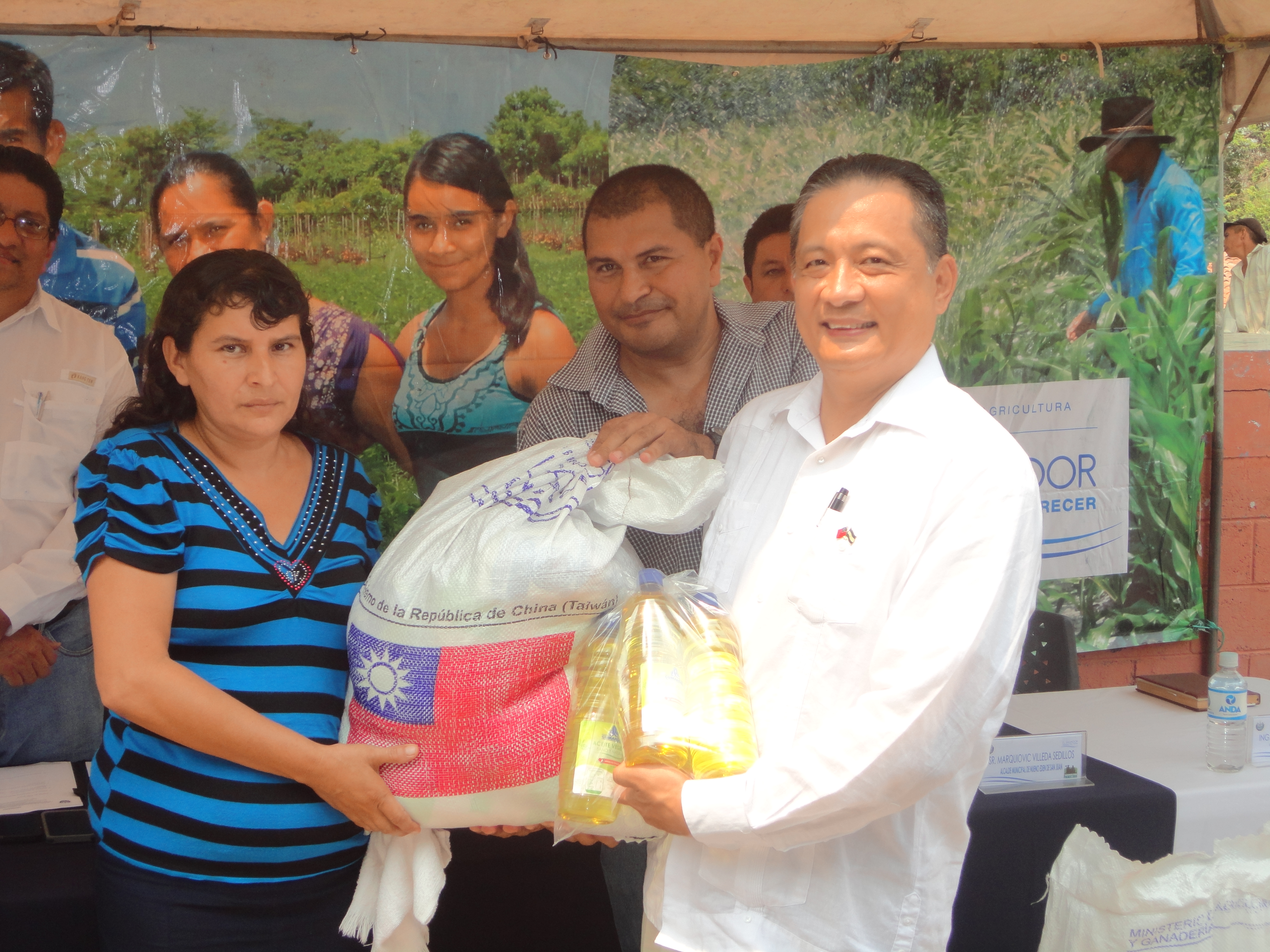 Embajada de Taiwán hace entrega de paquetes alimenticios valorados en US$150,000 para productores salvadoreños afectados por sequías