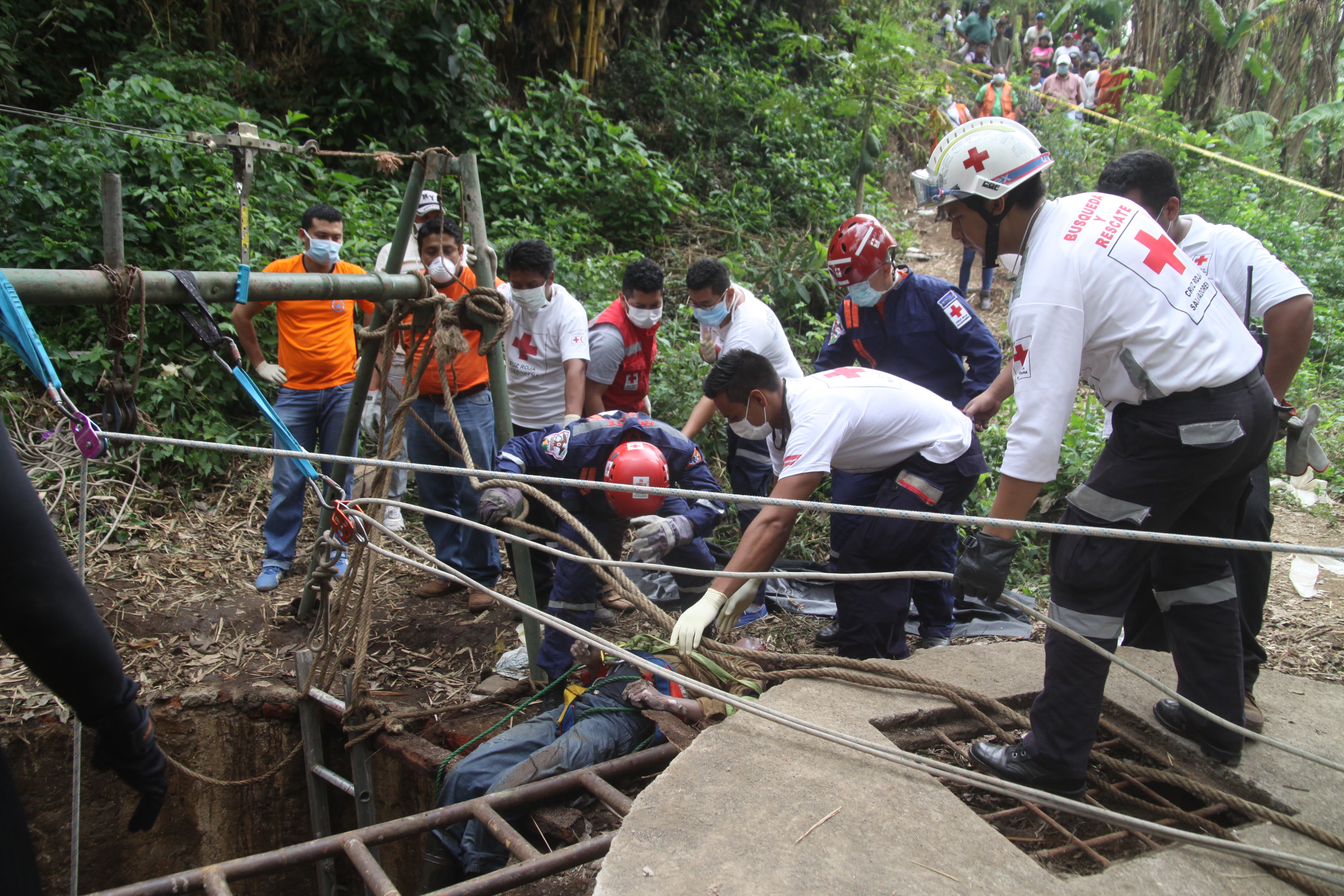 Cruz Roja realiza recuperación de tres cadáveres  dentro de un pozo