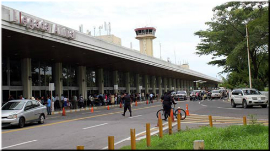 Unidad Especial Aeroportuaria detienen a dos personas por orden judicial