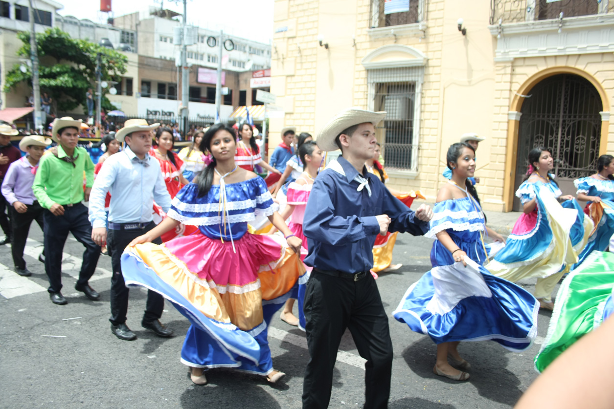 Santa Ana se viste de gala para el Desfile Cívico en la celebración de los 194 años de Independencia