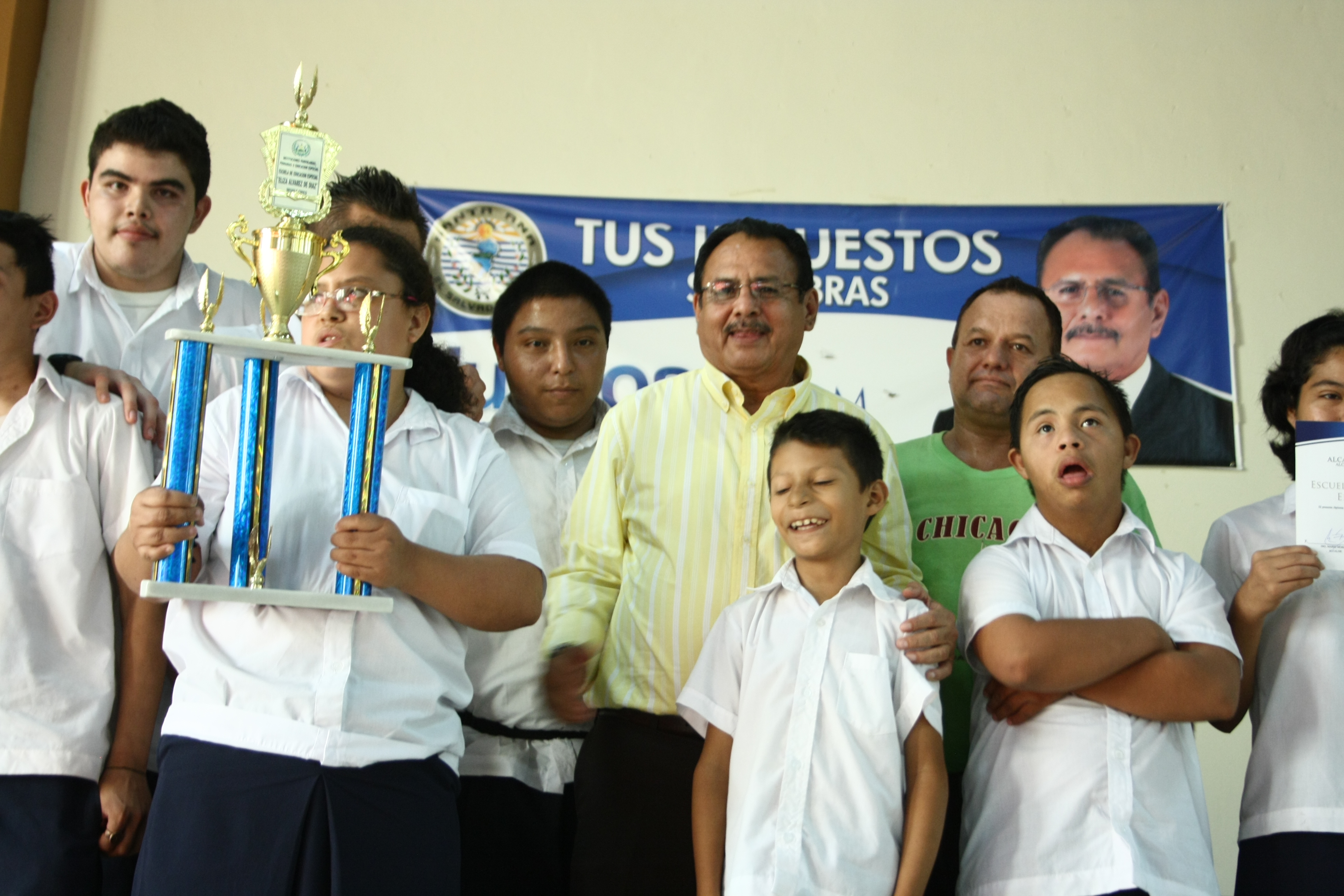 Municipalidad santaneca premia a las mejores instituciones que participaron en el Desfile Cívico