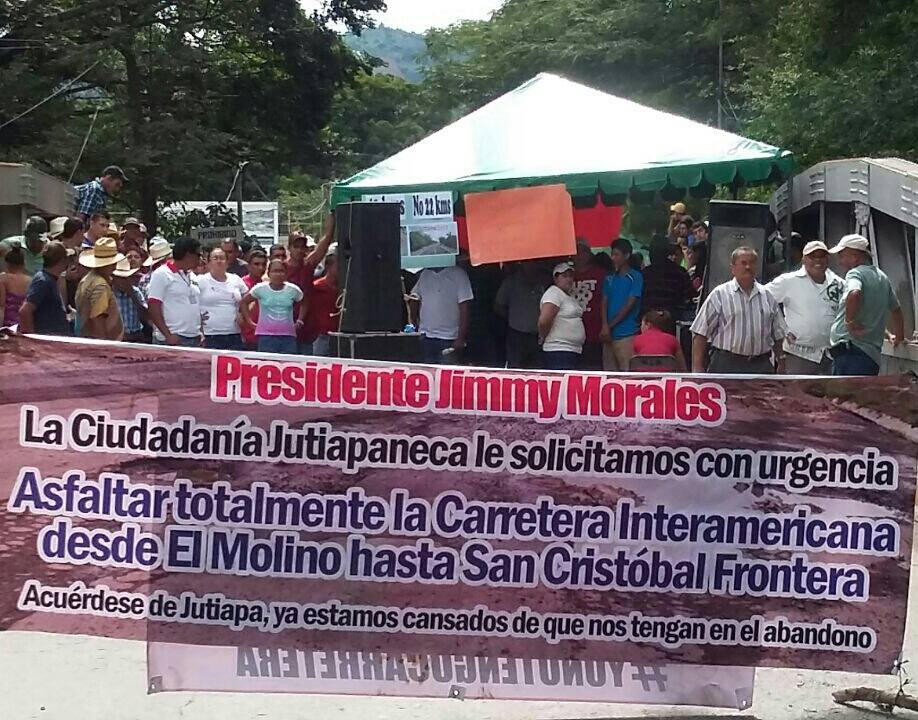 Guatemaltecos cierran el paso fronterizo como medida de presión