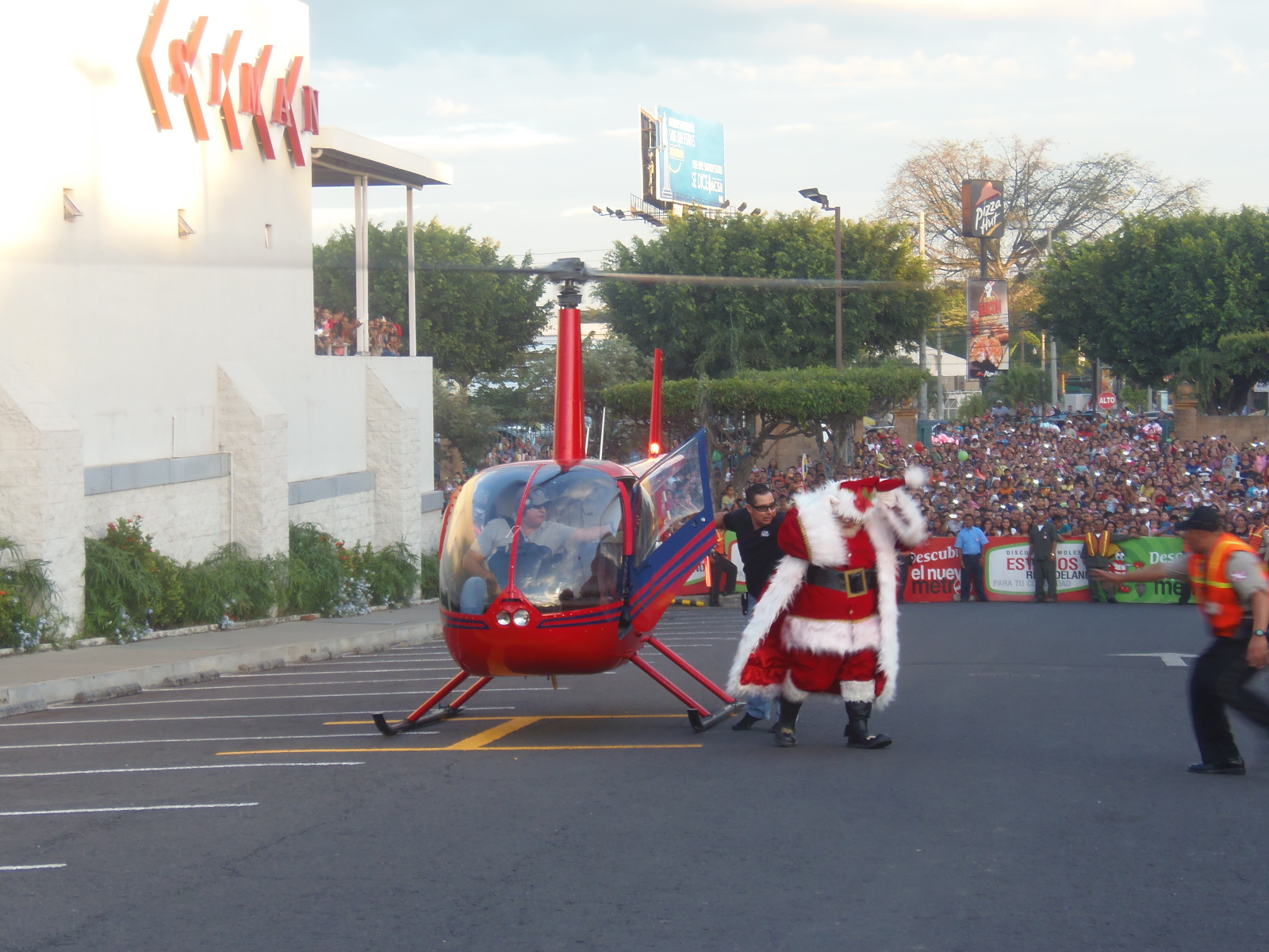 Santa Claus llegó a Metrocentro Santa Ana para dar apertura a la época navideña