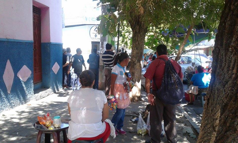 Sindicato de vendedores informales impide desalojo en 13 avenida sur