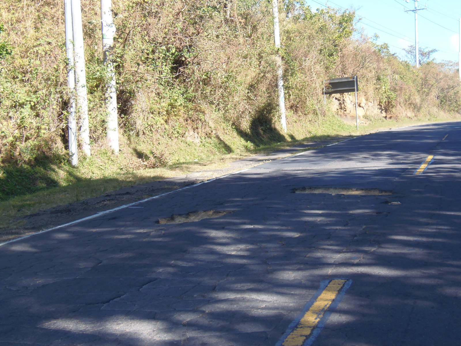 Peligro latente sobre carretera de Santa Ana a Sonsonate, vía Los Naranjos