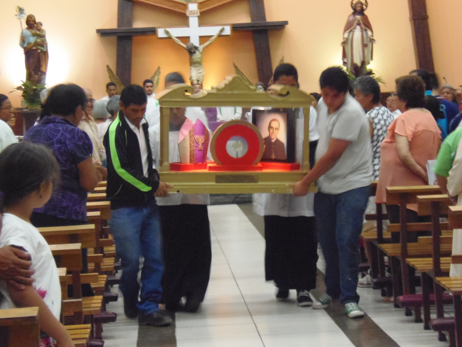 Santanecos veneran las reliquias de Monseñor Oscar Arnulfo Romero
