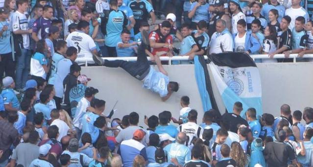 Aficionado de Belgrano de Córdoba muere tras ser arrojado desde la tribuna.
