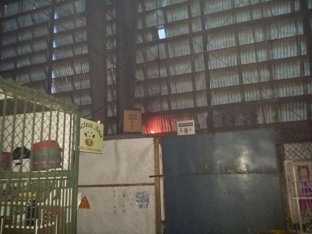 Corto circuito provoca incendio en puestos del Mercado municipal