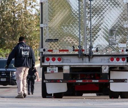 Policía de EEUU rescata a 17 indocumentados encerrados en un camión en Texas