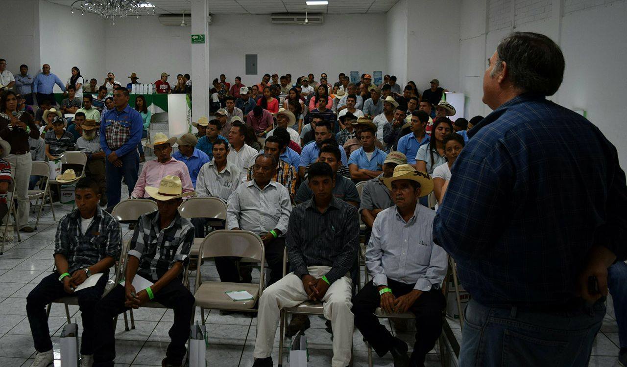 Ganaderos salvadoreños reciben asesoramiento técnico de expertos internacionales