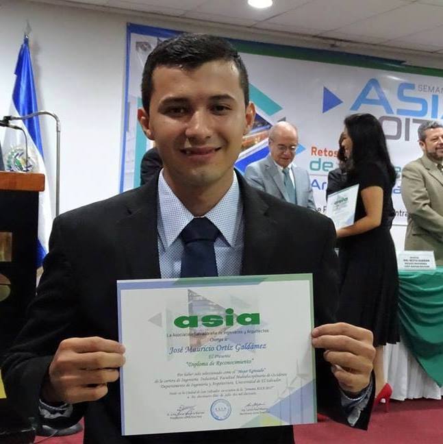José Mauricio Ortiz fue condecorado como el mejor estudiante de la Facultad Multidisciplinaria de Occidente por la ASIA
