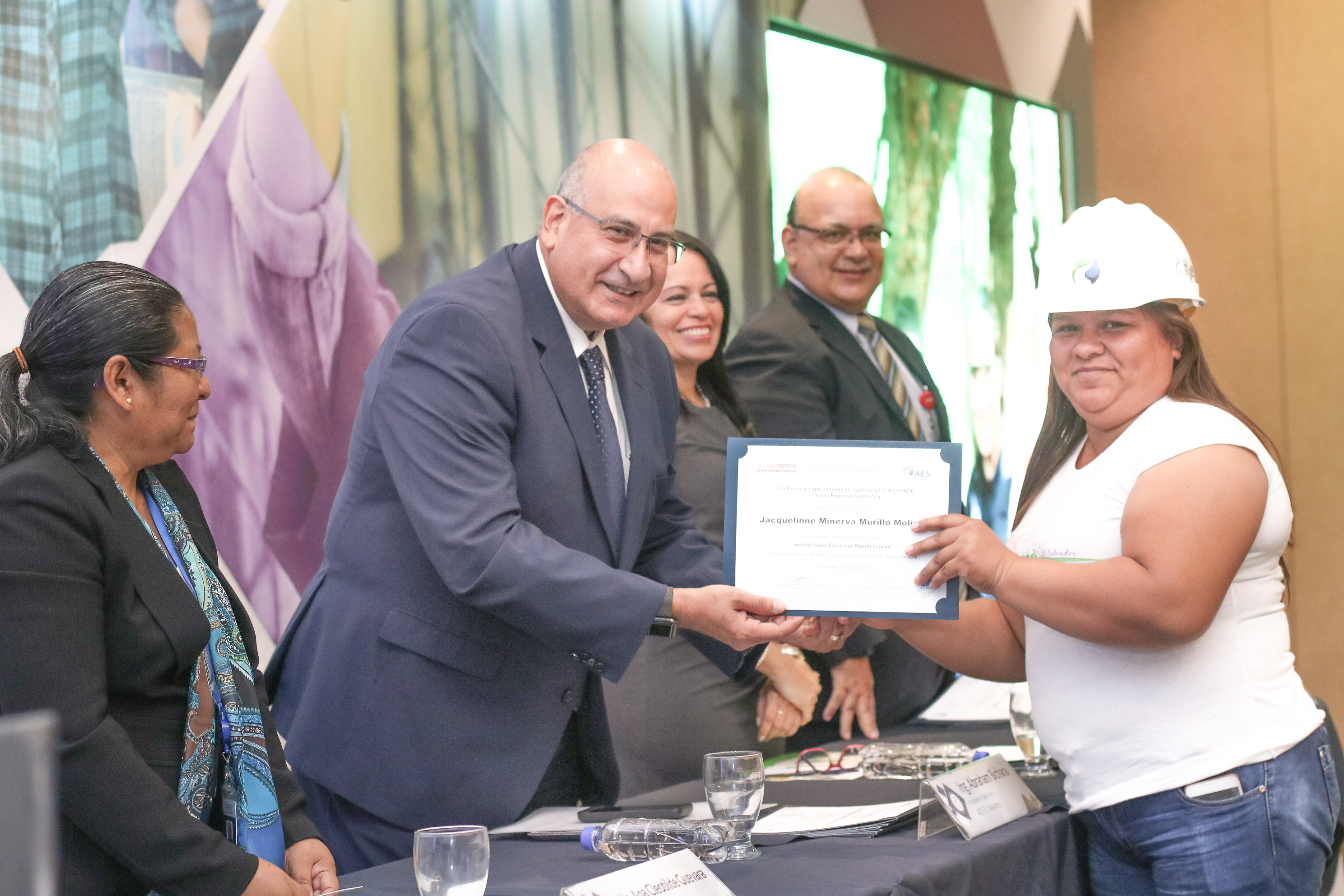 AES El Salvador y Ciudad Mujer llevan a cabo la 3ra. Graduación  de Mujeres Electricistas