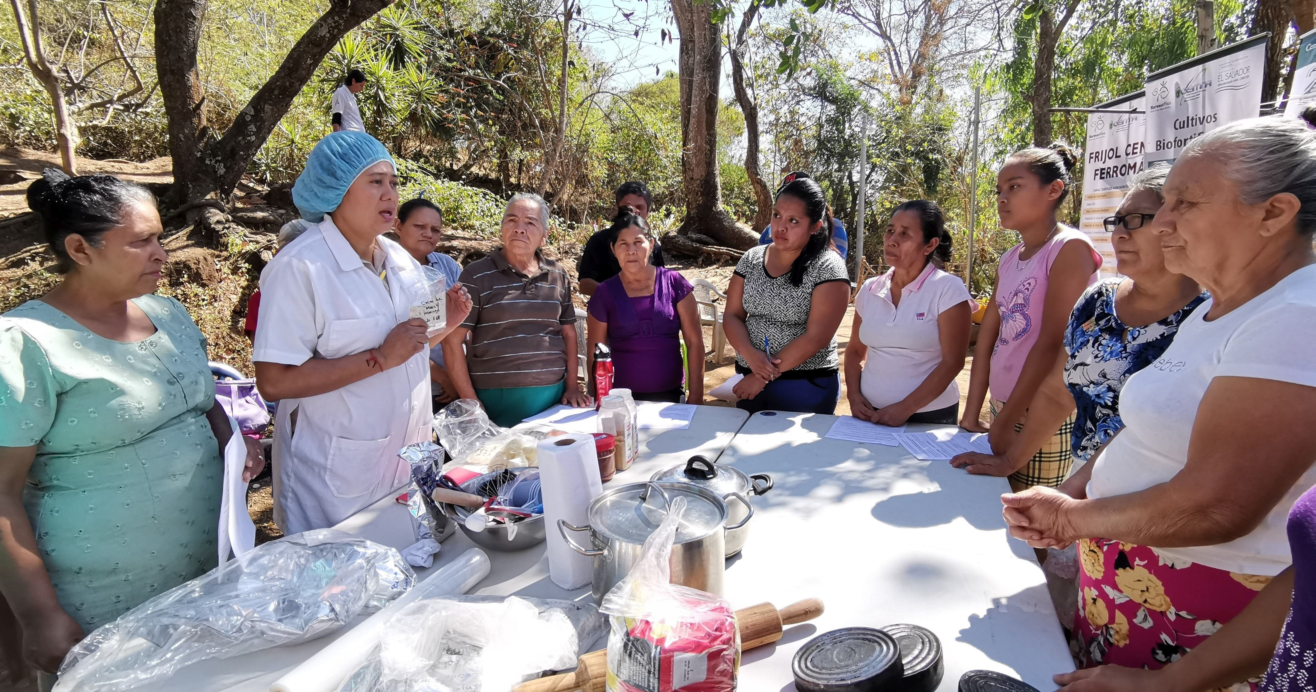 PRODUCTORAS Y AMAS DE CASA APRENDEN A PREPARAR ALIMENTOS NUTRITIVOS CON HARINAS DE GRANOS BÁSICOS BIOFORTIFICADAS