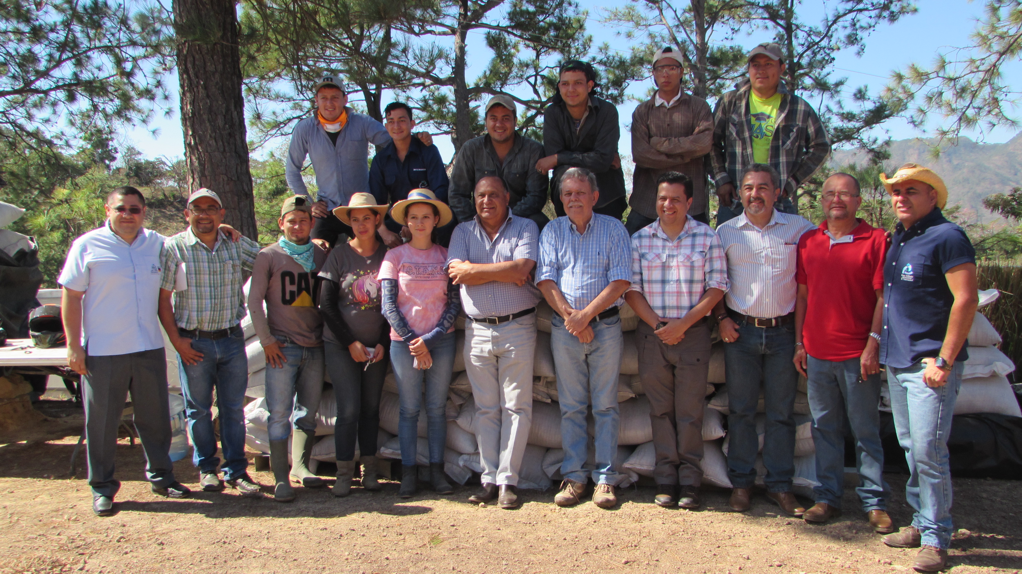 Delegación Trinacional de Plan Trifinio visita planta de producción de abono orgánico.