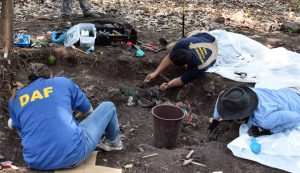 FGR solicita y procede a exhumación de familia asesinada en Morazán durante el conflicto armado