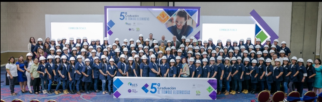 AES El Salvador y el Ministerio de Desarrollo Local gradúan a mujeres de electricistas