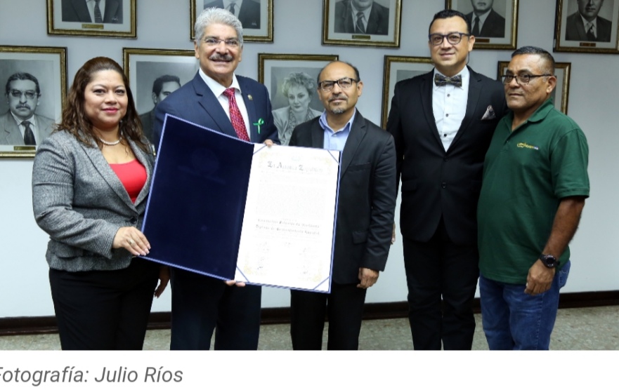 Asamblea entrega reconocimiento a comunidad santaneca en el exterior