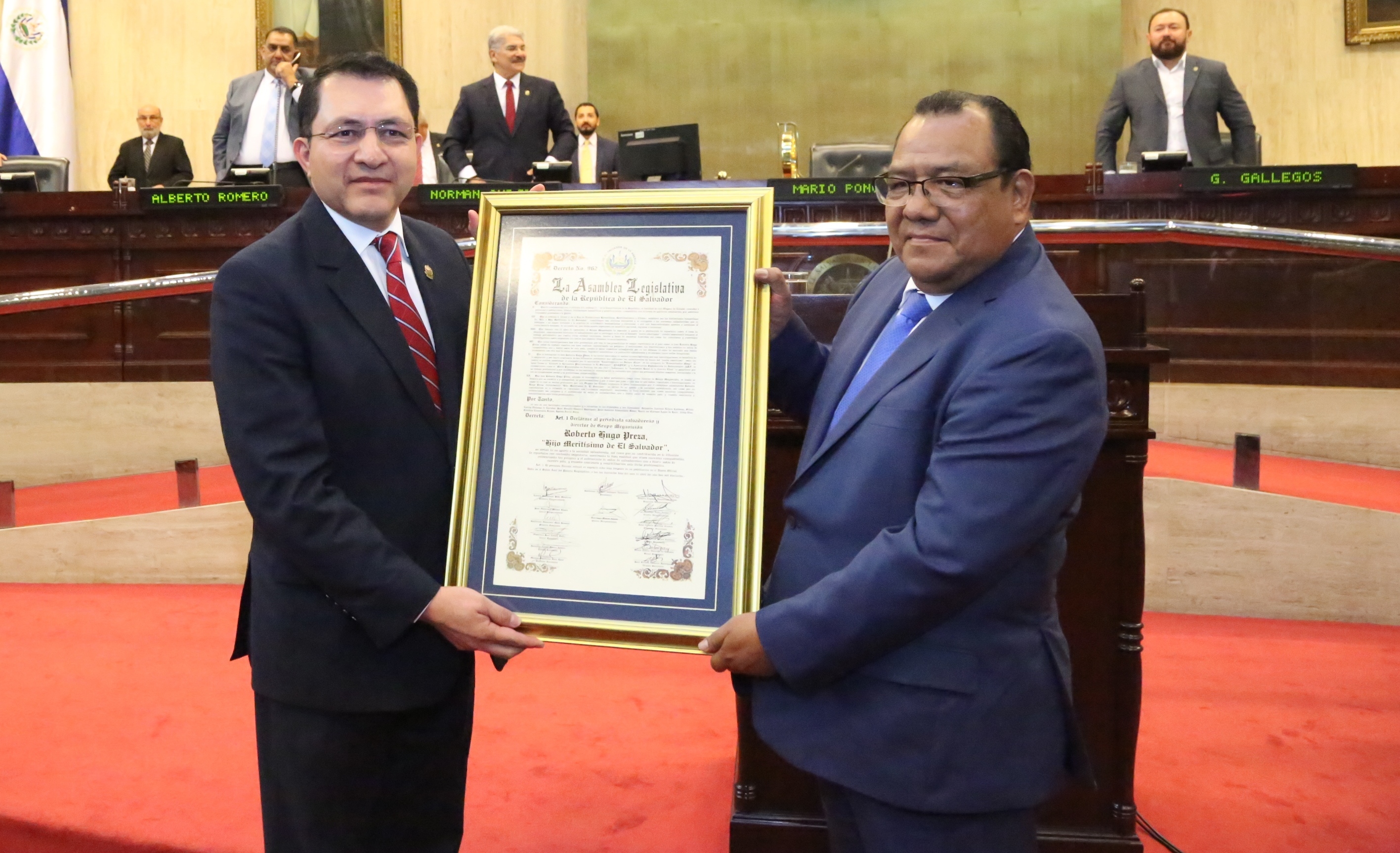 Entregan distinción de Hijo Meritísimo de El Salvador al periodista Roberto Hugo Preza