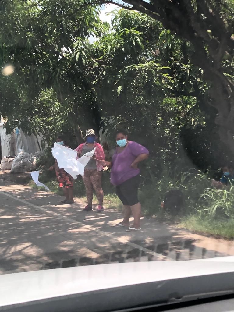 Personas con bandera blanca salen a pedir alimentos en El Salvador