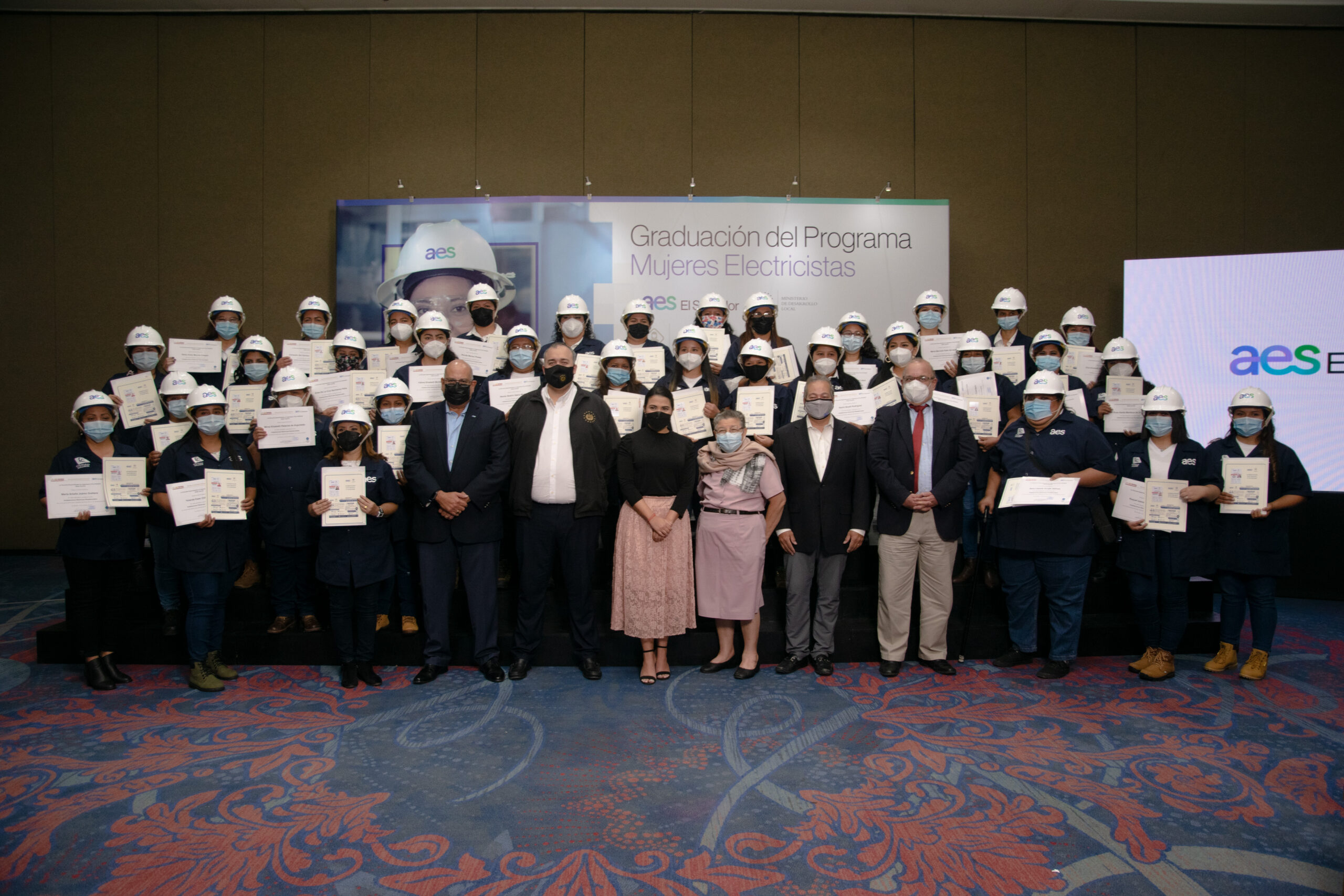 AES El Salvador y Ciudad Mujer gradúan a 124 mujeres electricistas
