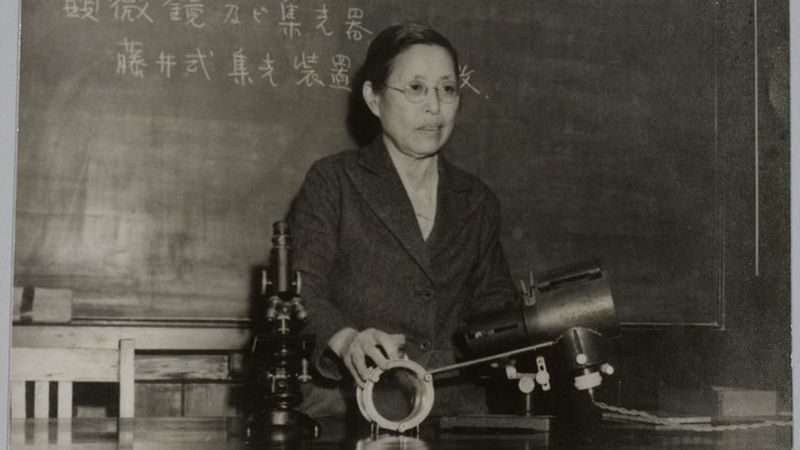 Kono Yasui, una reconocida bióloga y bioquímica celular, se convirtió en la primera mujer japonesa en doctorarse en ciencias e inspiró profundamente a Tsujimura.