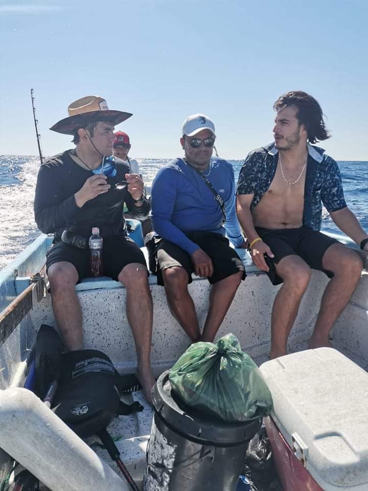 Rescatan con vida a tres pescadores deportivos