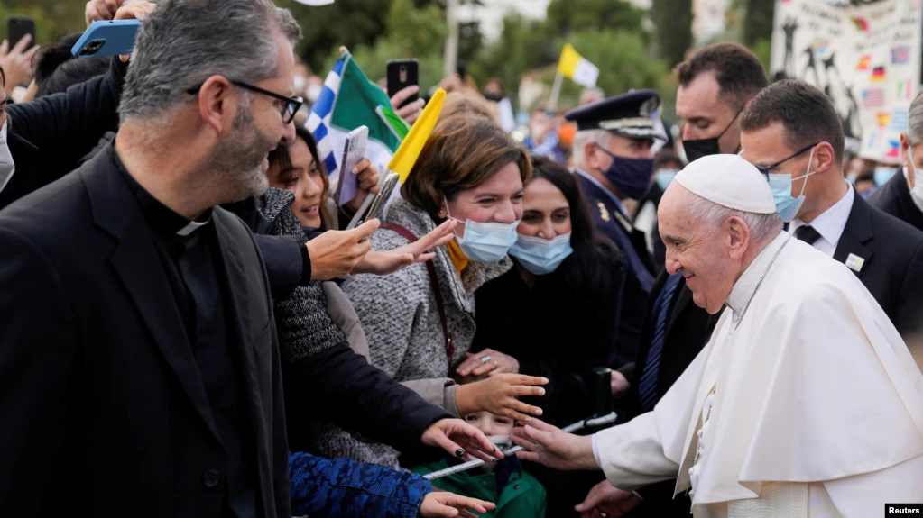 El papa Francisco cierra gira por el Mediterráneo en Atenas