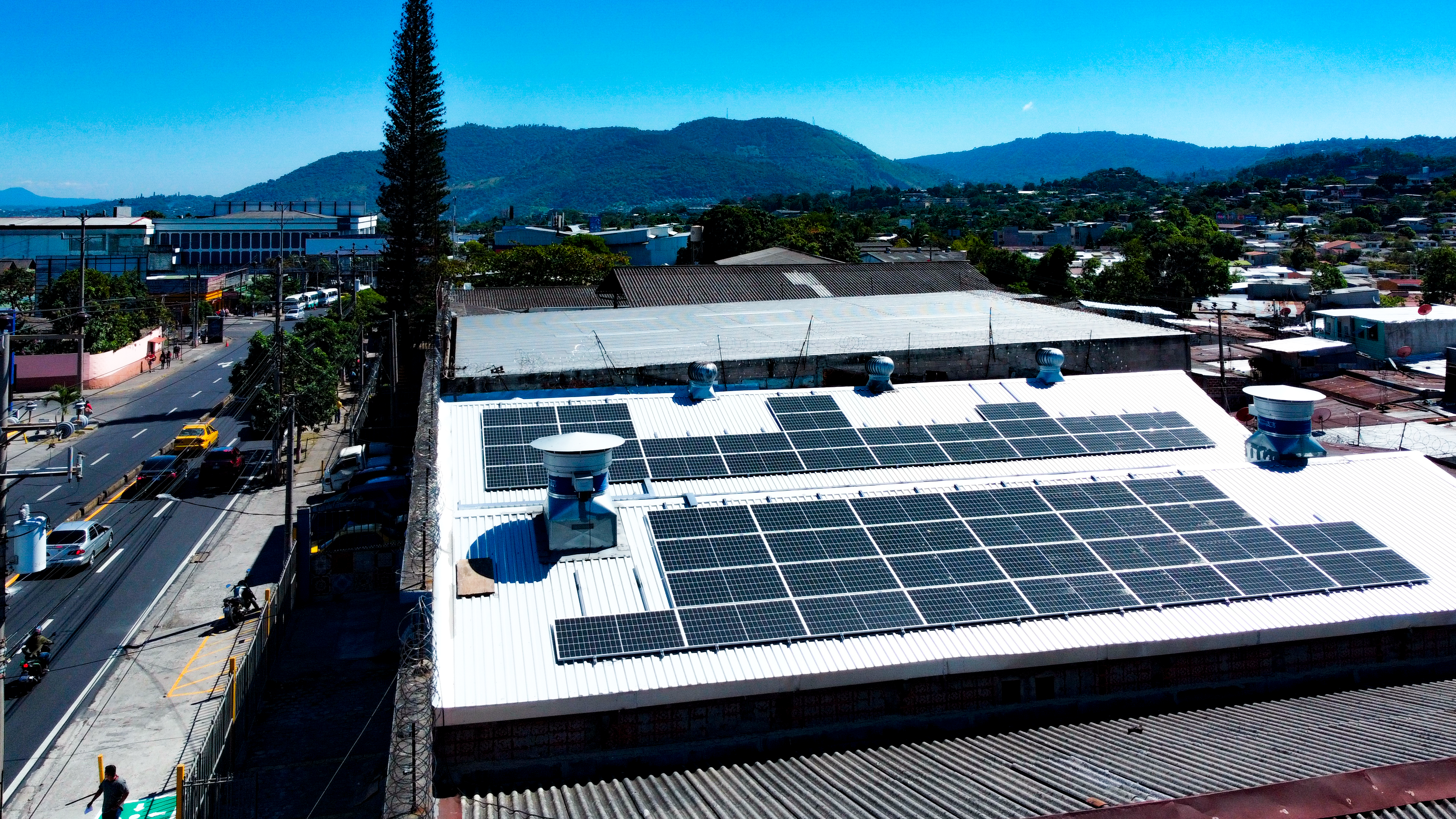 El Salvador: AES construye proyecto solar a CEROSA