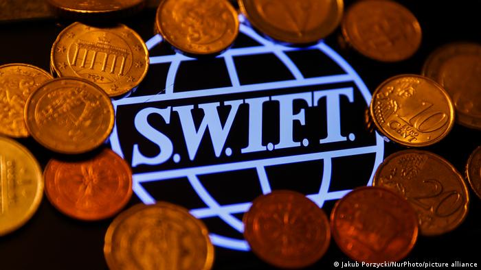 ¿Qué es SWIFT y que significa una expulsión de Rusia de ese sistema de pagos?
