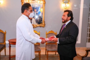 El vicepresidente de la Republica, Dr. Felix Ulloa recibe del embajador de Sri Lanka, Lakshitha Pradeep Ratnayake, las cartas credenciales