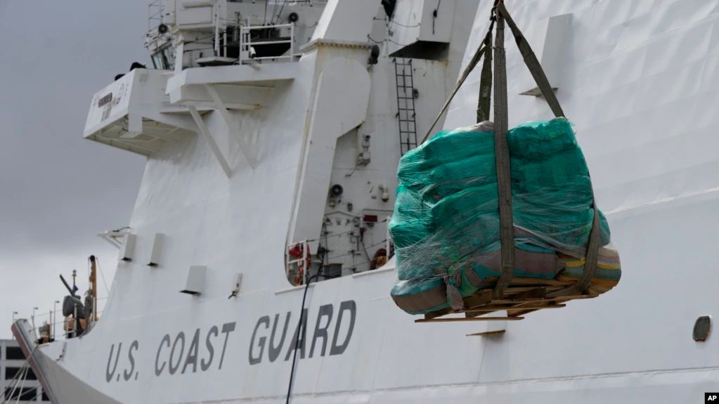 Un buque de la Guardia Costera de EE. UU. se incauta unos 1.000 millones de dólares en drogas