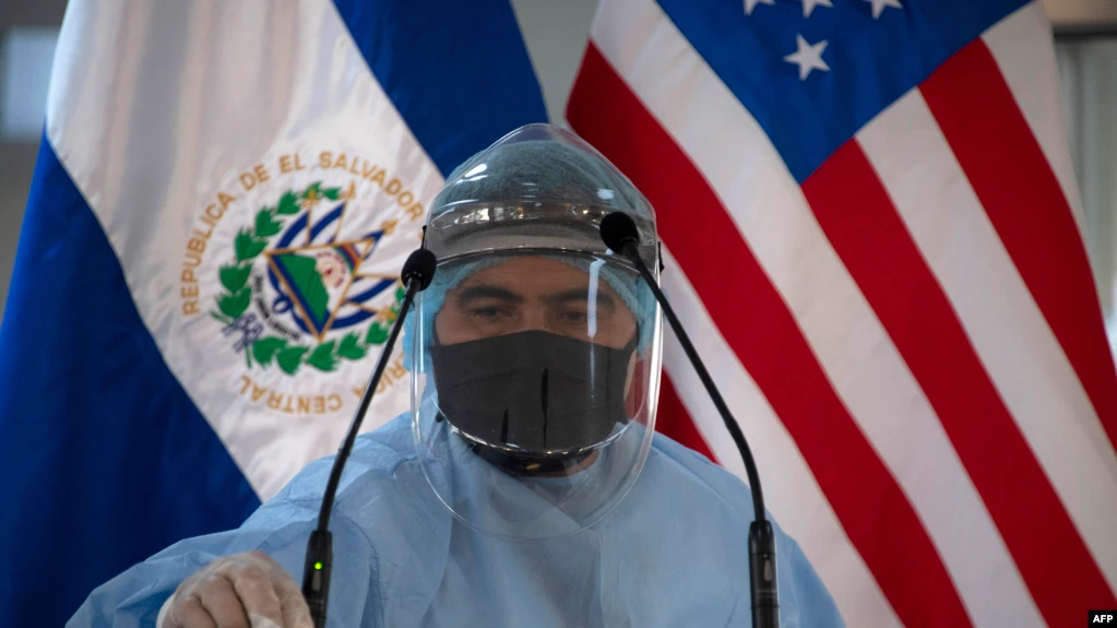 Un trabajador de la salud desinfecta el podio y los micrófonos antes de una conferencia de prensa ofrecida por la embajada de Estados Unidos en en San Salvador, el 26 de mayo de 2020.