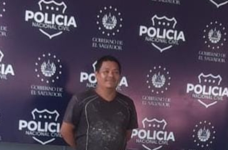 El Salvador: Tallerista sube video subido en la patrulla de la PNC que retocaba y cae preso
