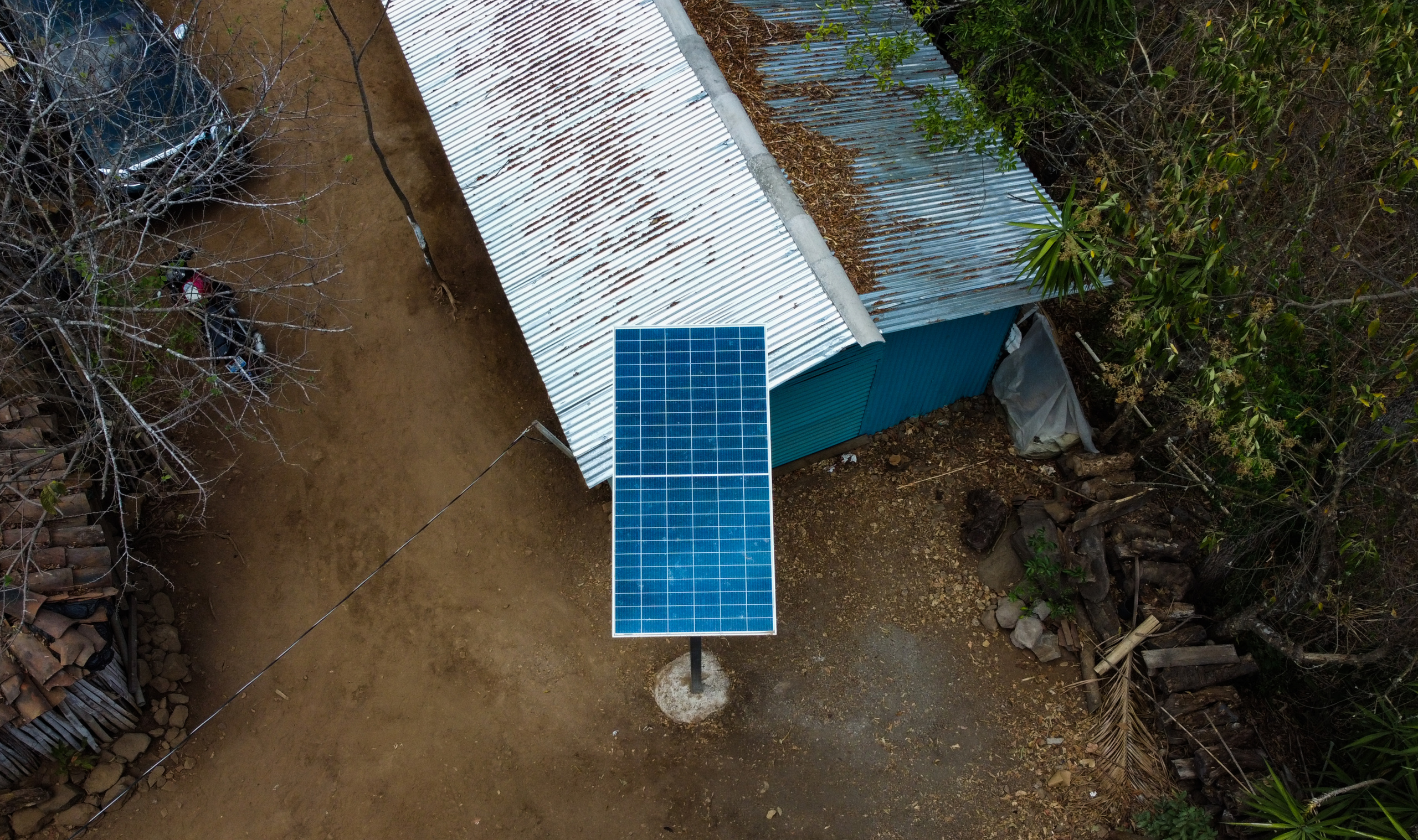 AES instala energía solar y red eléctrica en comunidades rurales de Morazán