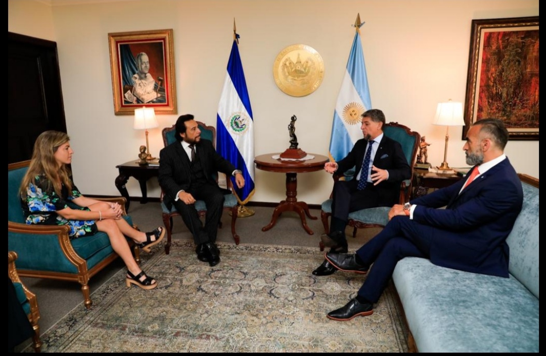 Vicepresidente Ulloa recibe a Delegación de Argentina