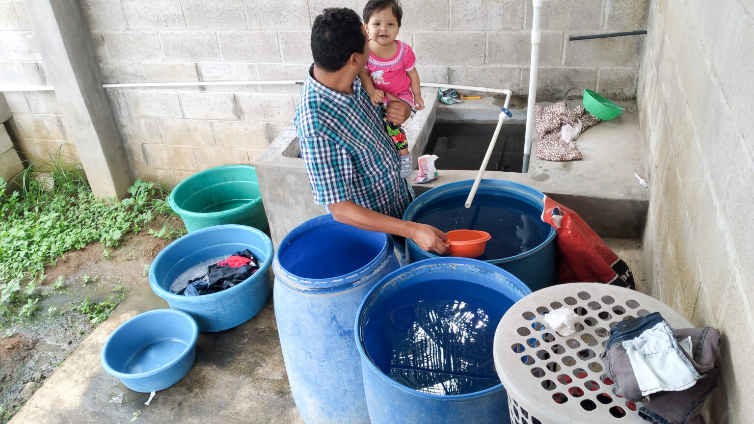 Familias pobres se enfrentan por el agua con consorcio inmobiliario en El Salvador