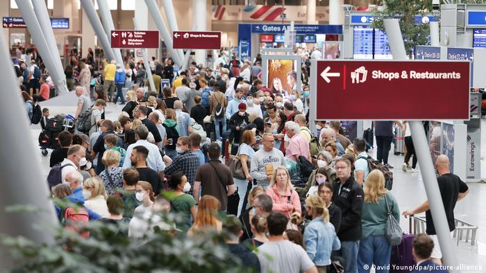 Vuelos cancelados y largas colas: caos en los aeropuertos europeos