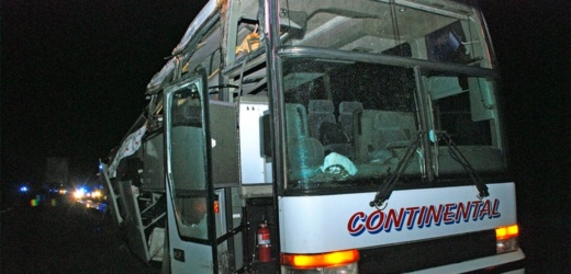 Nueve muertos y 40 heridos al volcar autobús en México