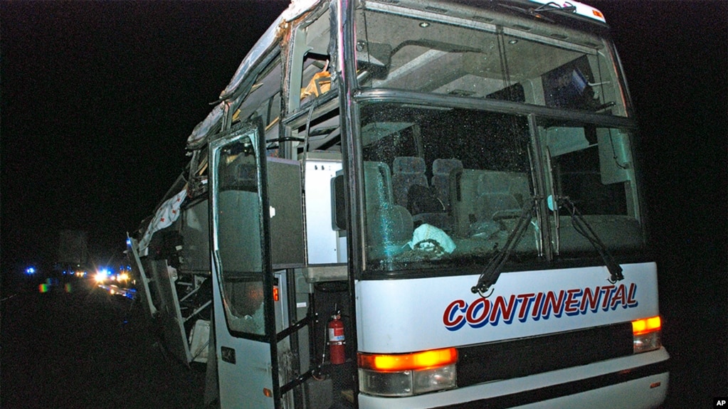 Nueve muertos y 40 heridos al volcar autobús en México