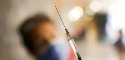 EEUU: Jefa de enfermeras entregó tarjetas falsas de vacunas