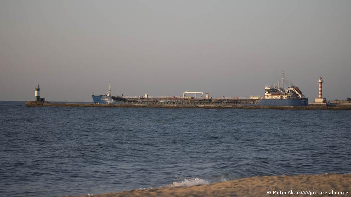 Otros seis barcos cargados con granos salen de Ucrania