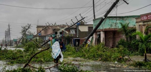 Peligroso huracán Ian causa destrozos en Cuba y va rumbo a Florida