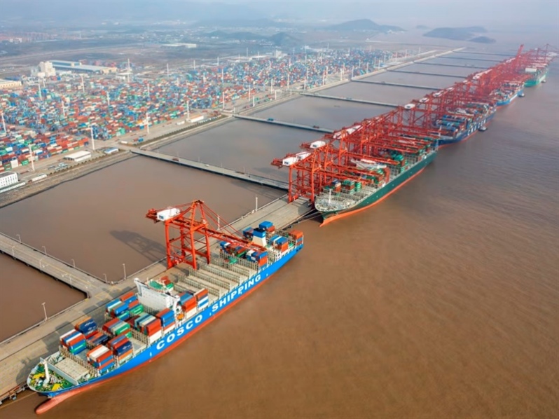 Las tarifas de transporte marítimo entre China y EE.UU. caen por la «caída» de la demanda a pesar de las interrupciones por el tifón