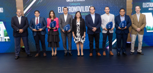 AES El Salvador reconoció a clientes junto a quienes ha apostado por la innovación sostenible
