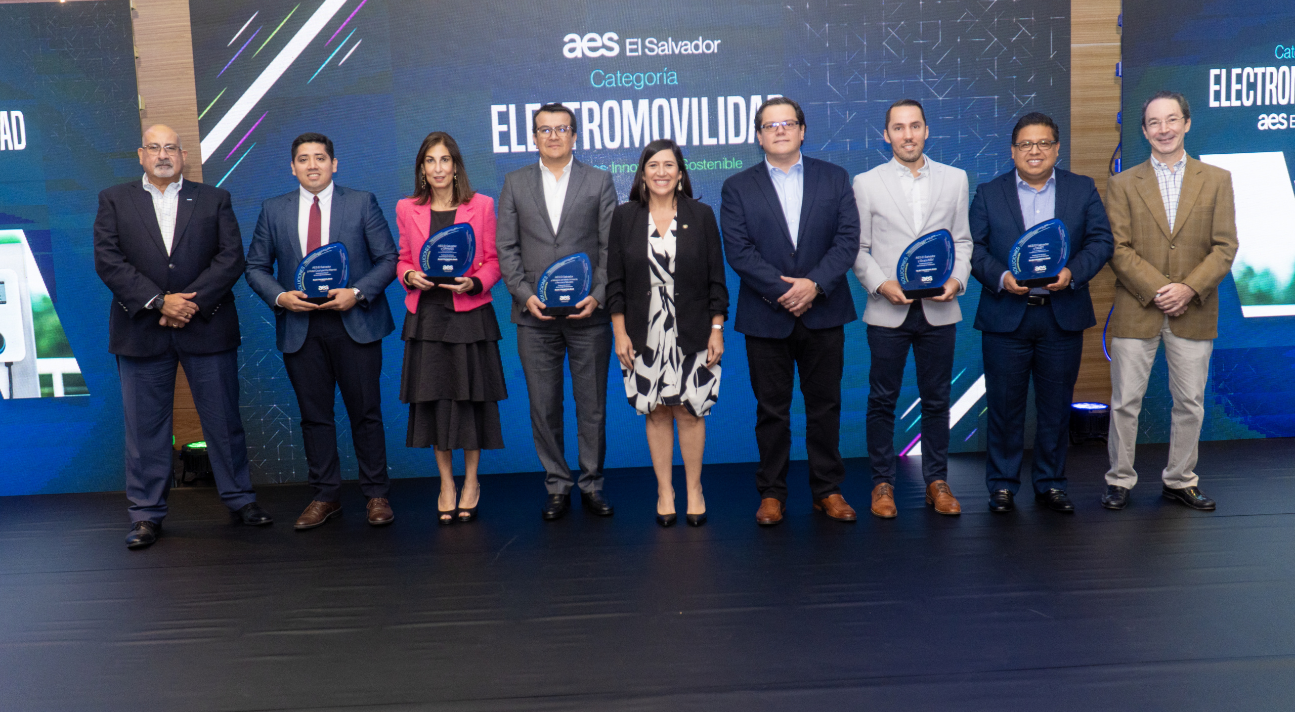 AES El Salvador reconoció a clientes junto a quienes ha apostado por la innovación sostenible