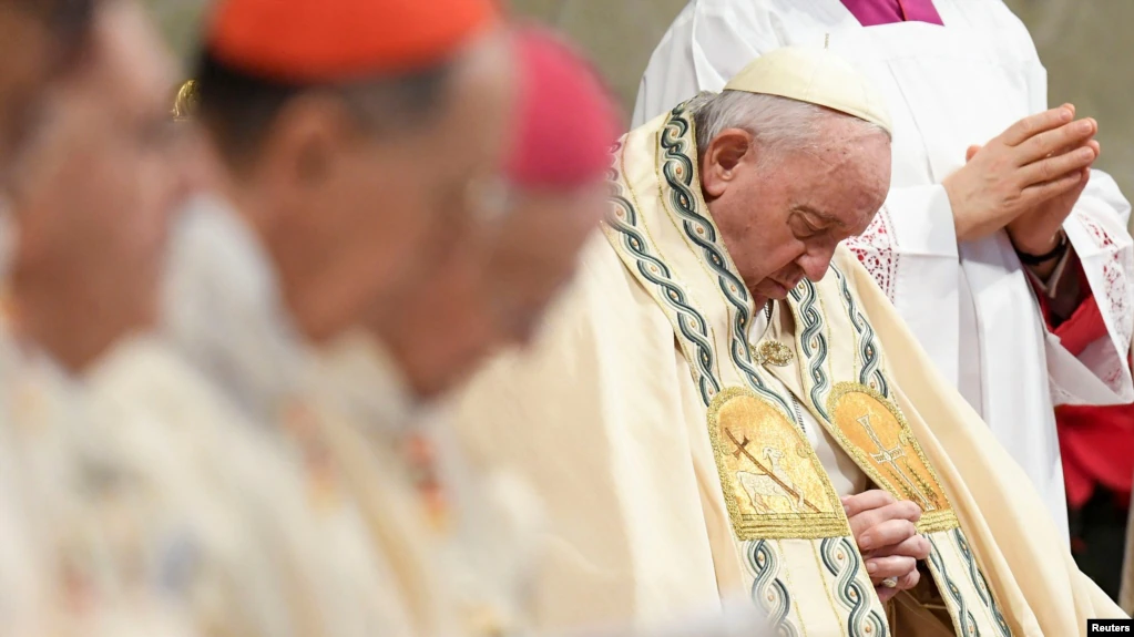 Papa Francisco recibe Año Nuevo mientras se prepara el funeral de Benedicto