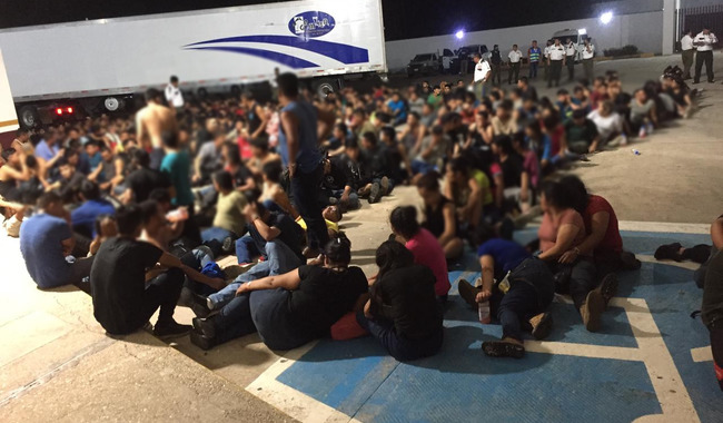 El Instituto Nacional de México rescató a 343 migrantes extranjeros en la caja de un tráiler abandonado en Veracruz