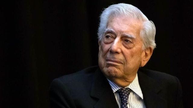 El escritor peruano Mario Vargas Llosa está hospitalizado con covid-19 en Madrid, dice su familia
