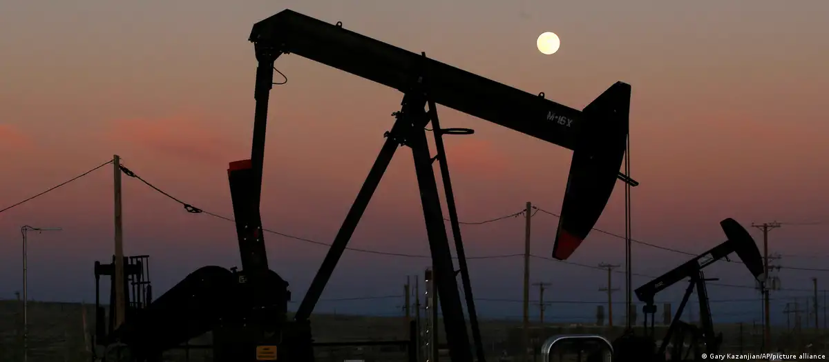 Cae precio del petróleo a pesar de recortes de Riad y Moscú