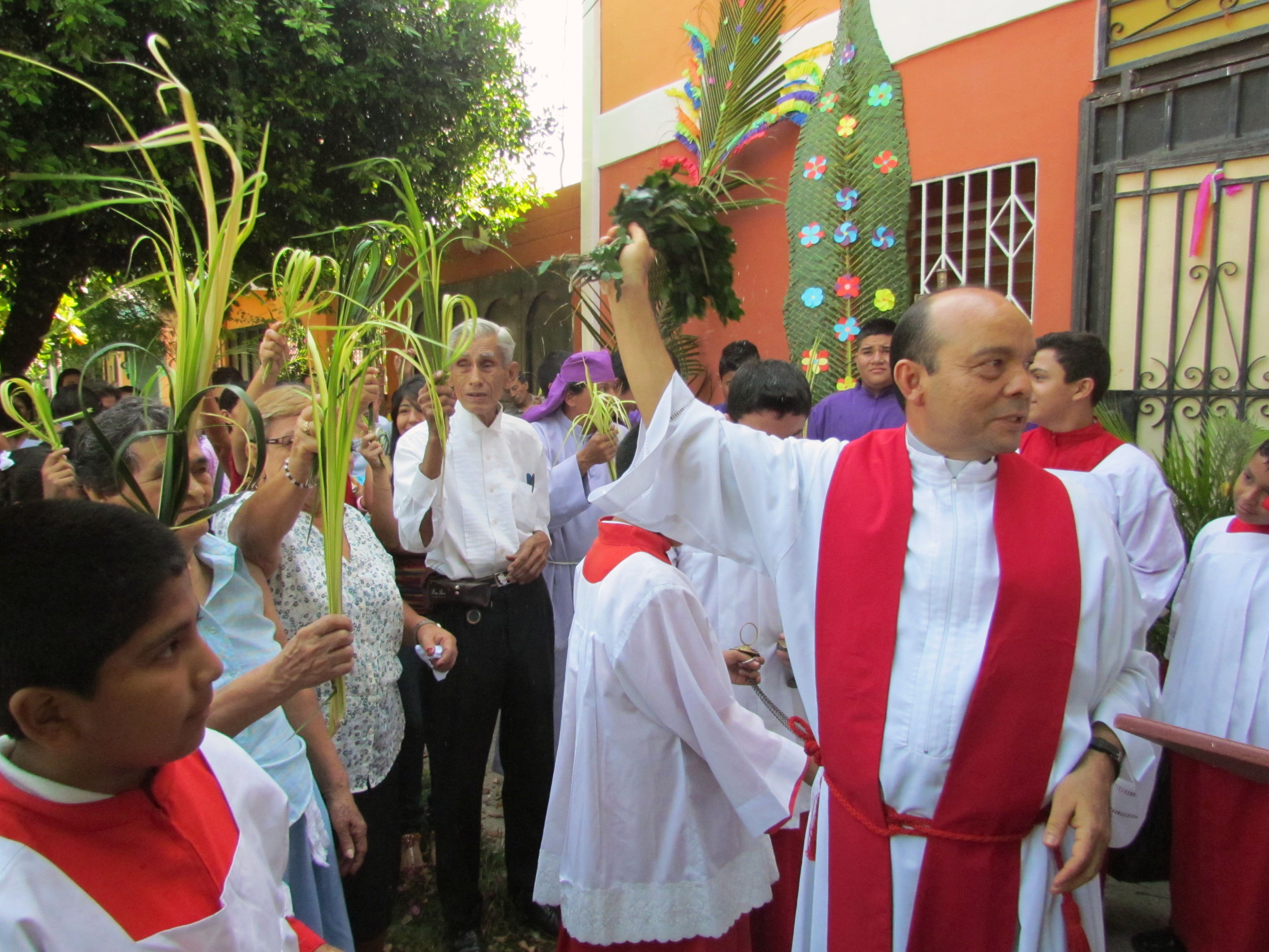Padre Jerónimo Morales al momento de realizar la bendición de los ramos -  Periódico EL Pais